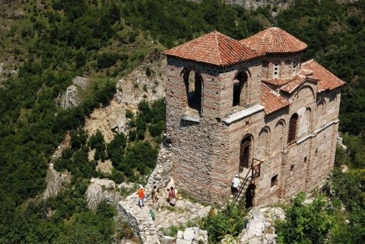 12-годишната Анита, която падна от Асеновата крепост, вече диша сама