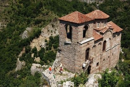 12-годишната Анита, която падна от Асеновата крепост, вече диша сама