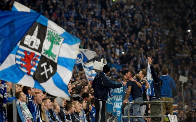 Фенове на Шалке раниха 23 полицаи след мача с Волфсбург