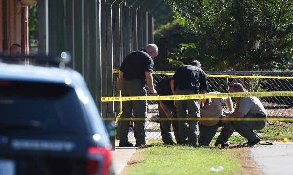 Дете застреля баща си, а след това рани ученици и учител