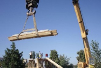 Двама млади мъже берат душа в Пловдив, кран се стовари върху тях