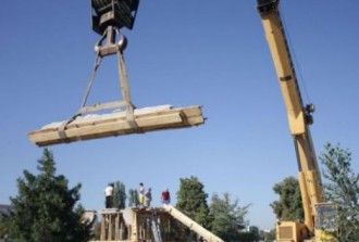 Двама млади мъже берат душа в Пловдив, кран се стовари върху тях
