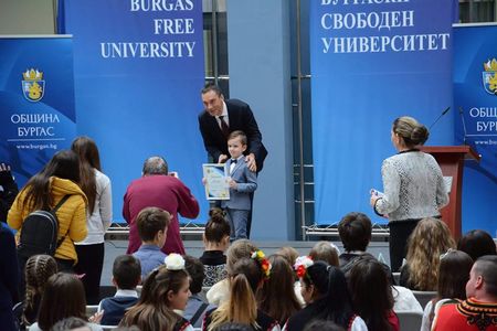 Бургаският вундеркинд Лъчезар пише история, стана най-младият златен медалист по математика в света