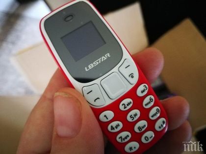 УДАР! 50 мини мобилни телефона задържаха инспектори на митницата на аерогарата