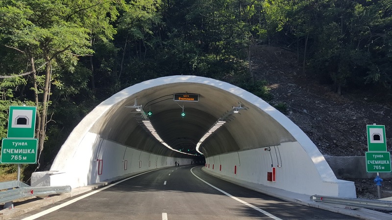 АПИ: От 10.00 часа до 12.00 часа движението ще се осъществява в една лента в тунел „Ечемишка“ на АМ „Хемус“ в посока София поради ремонт на антените на мобилните оператори