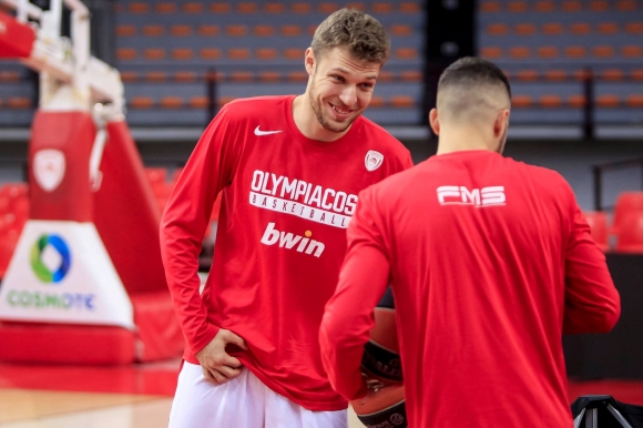Олимпиакос с Везенков загуби в Евролигата