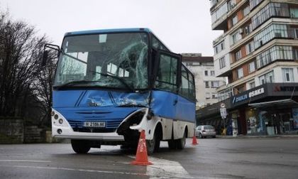 Камион и рейс се блъснаха в Шумен, има пострадали