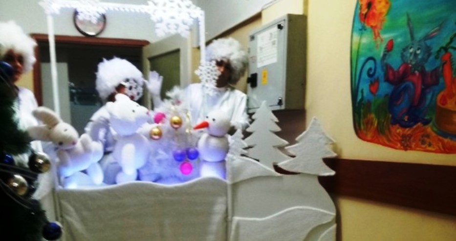 Дядо Коледа подрани за малките пациенти в МБАЛ 
