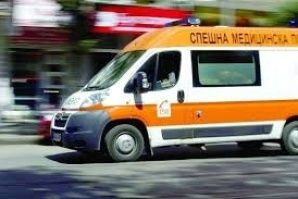 Мъж със счупен череп в болница, след падане пред магазин