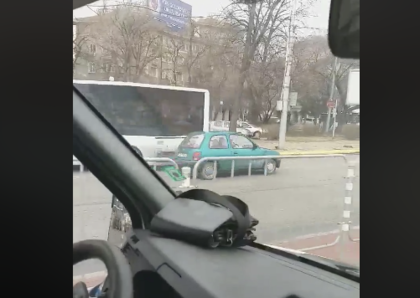 Нисан влезе в насрещното на Сточна гара в Пловдив, размина се с два рейса