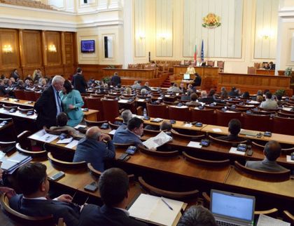 Законът за бурките остава в програмата на депутатите