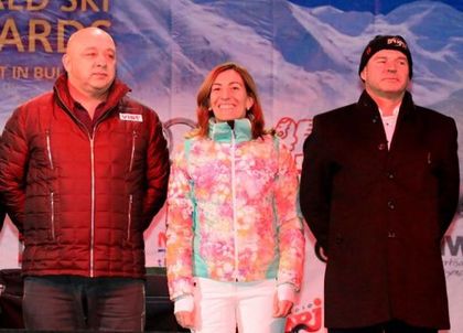 Министър Кралев с почетния знак на кмета на Банско