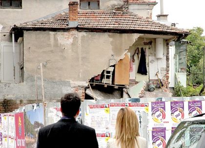Срути се стара къща на булевард
