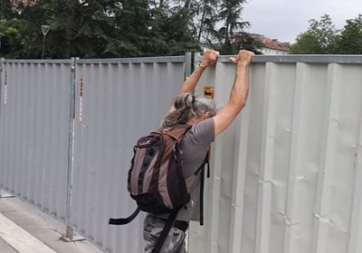 Това е самотния протестиращ срещу събарянето на паметника до НДК (Видео)
