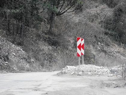 Велико Търново: Свлачище затвори едната лента в участък от пътя между Твърдица и Елена