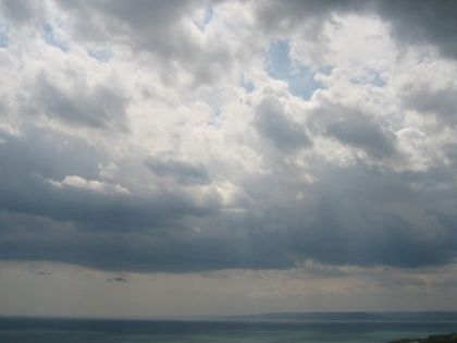Захлаждане и слаби валежи днес