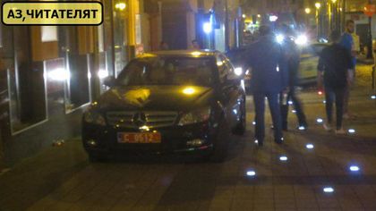 Дипломат паркира на плочките пред Джумаята
