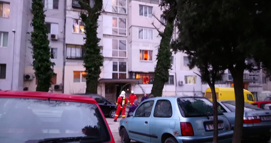 Първо в „Петел”: Горя апартамент в блок в кв. „Владиславово” във Варна. Съседи в паника (снимки)