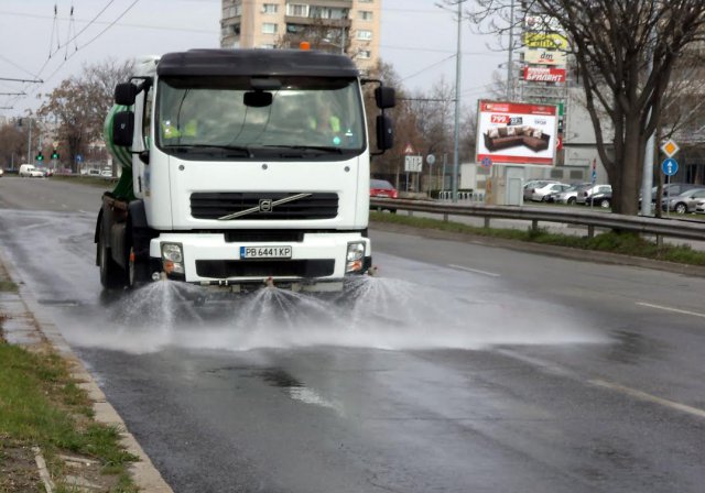Вижте как мият улиците в Пловдив (СНИМКИ)