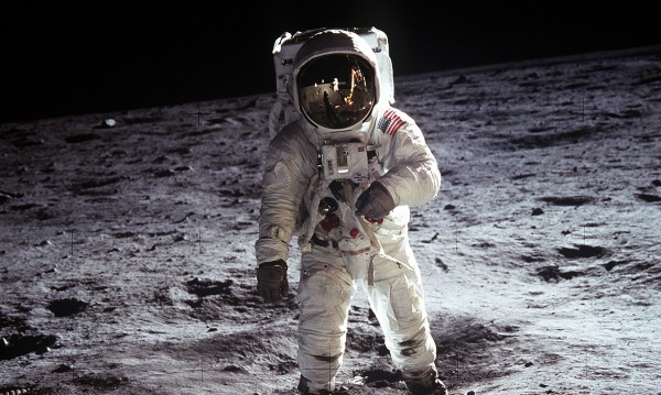 САЩ ще прати астронавти на Луната и ще ги остави там