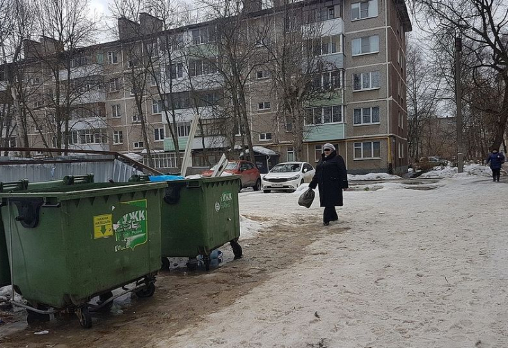 Жена роди по време на парти и хвърли бебето в кофа за боклук, за да си продължи пиенето (СНИМКИ)