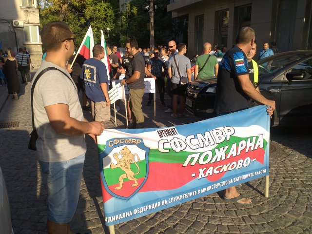 Вижте какво правиха полицаите на протеста в Пловдив Снимки