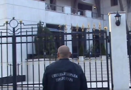 Извънредно! МВР пусна ЗРЕЛИЩНИ ВИДЕА от акциите в незаконната фабрика и арестите по аферата в Карнобат