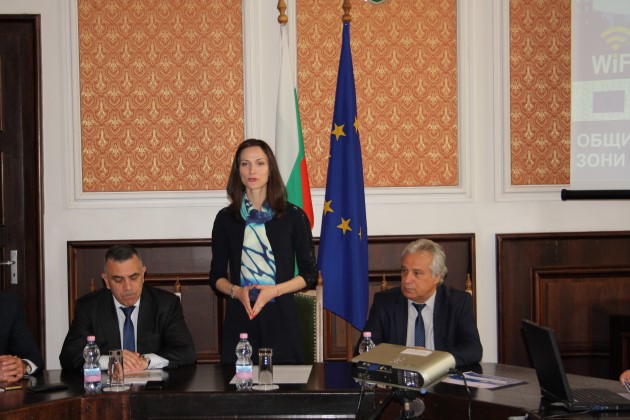 Европейски избори 2019 г.: Българският еврокомисар Мария Габриел връчи символично на Община Сливен спечеления ваучер за безплатен интернет на обществени места