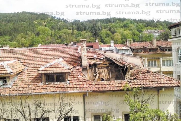 ЧИТАТЕЛИ СИГНАЛИЗИРАТ В „СТРУМА”: Опасна сграда в топцентъра на Благоевград заплашва да се срути върху главите на минувачите