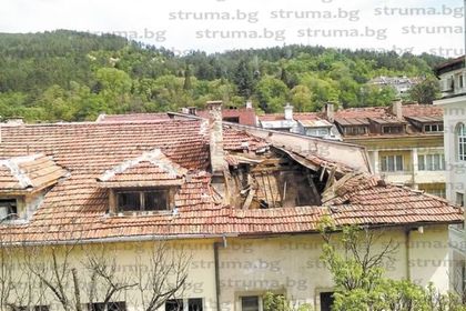 ЧИТАТЕЛИ СИГНАЛИЗИРАТ В „СТРУМА”: Опасна сграда в топцентъра на Благоевград заплашва да се срути върху главите на минувачите