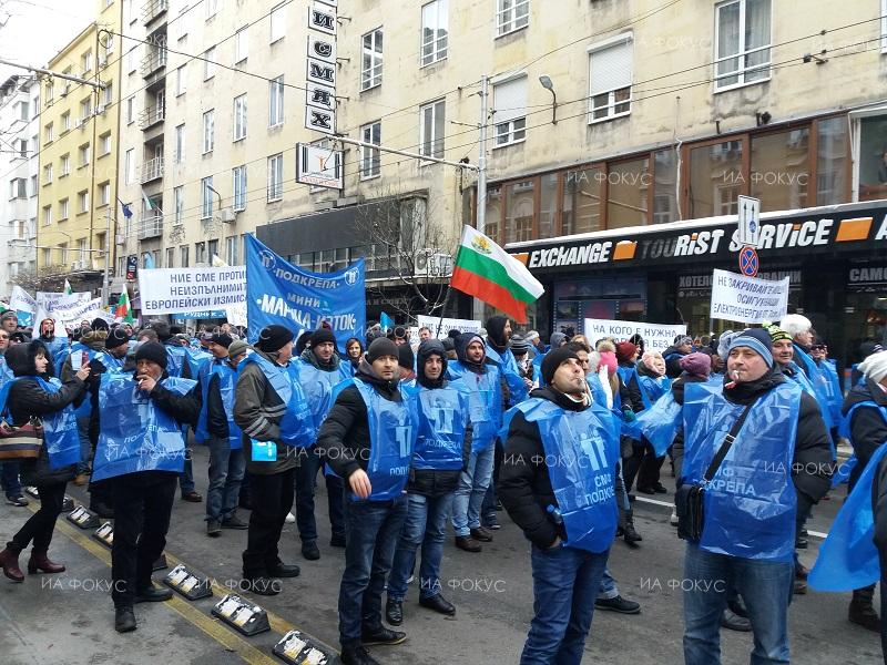 София: Протестиращите миньори и енергетици са пред сградата на Министерството на енергетиката