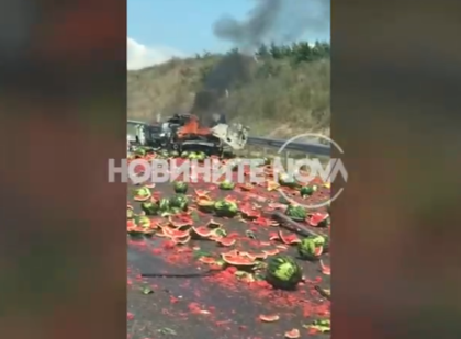 Камион и кола се помляха на АМ Марица! Автомобилът изгоря, дини се пръснаха по пътя