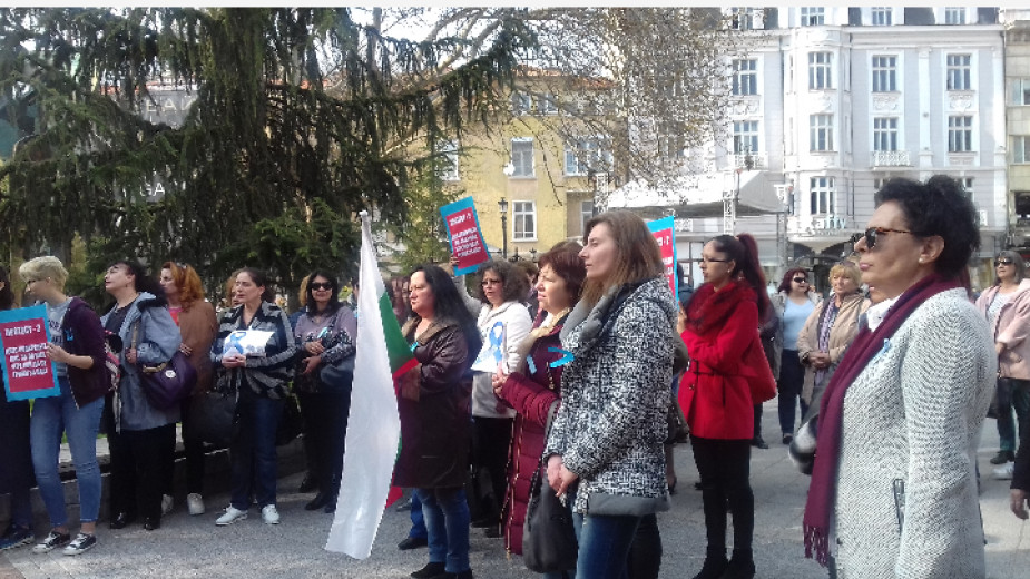 Протест- 2 събра отново медицински сестри пред Община Пловдив