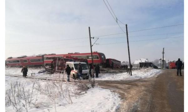 Трима загинали и 20 ранени в Ниш след сблъсък между автобус и влак