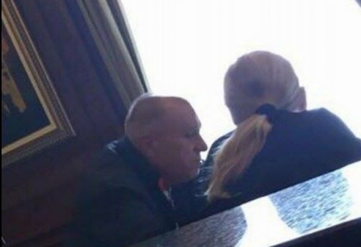 Извънредно! Елена Йончева засечена на тайна среща с бизнесмена с "Бентлито" в скъп хотел (УНИКАЛНИ СНИМКИ)