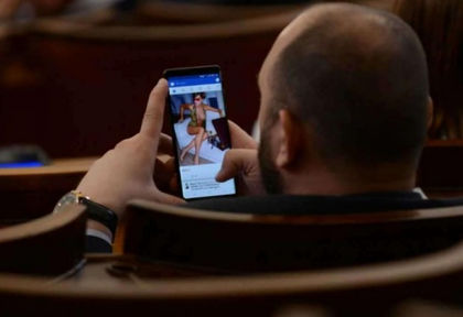 И таз добра! Депутат гледа пищни мадами докато текат бурните дебати за нов вицепремиер (СНИМКИ)