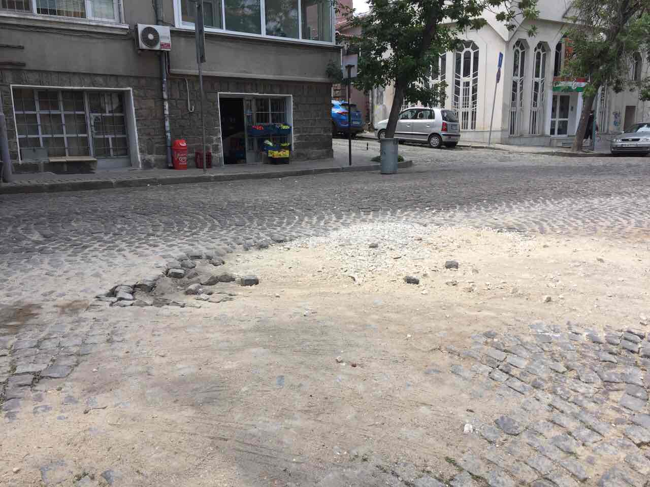 Камъни хвърчат на поразия по най-романтичната пловдивска улица (СНИМКИ)