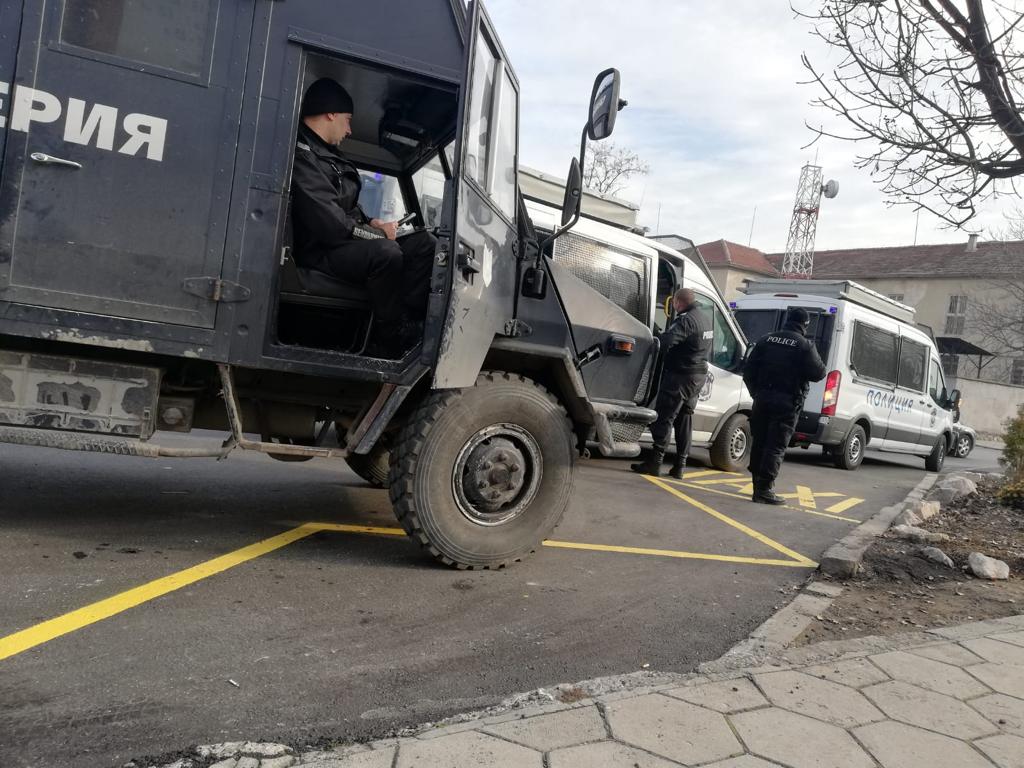 Пловдив под обсада от полиция за откриването на ЕСК, пропускат хора през пунктове