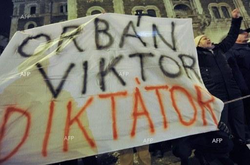 The Guardian: Хиляди на протест в Будапеща срещу „робския закон“