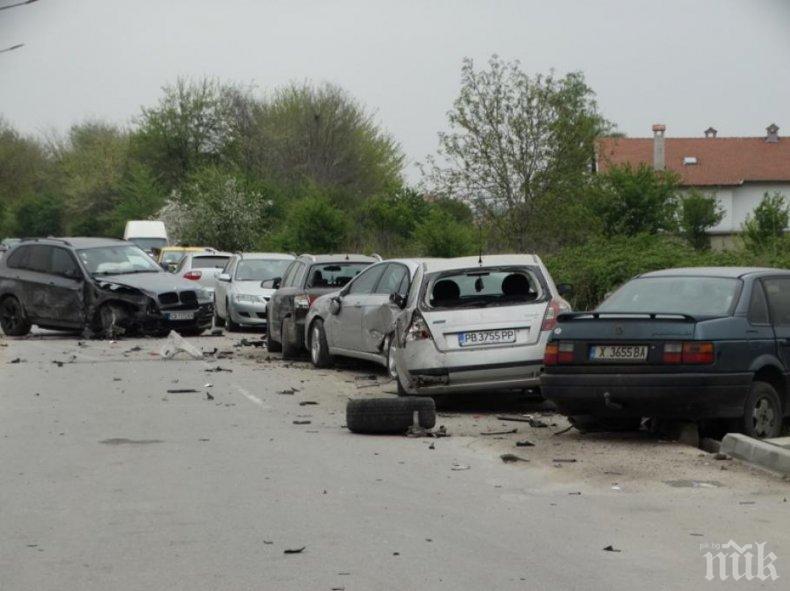 Пияна с Мицубиши помля 4 автомобила в къмпинг „Каваци” и избяга