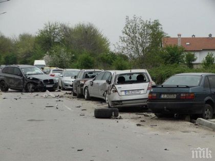 Пияна с Мицубиши помля 4 автомобила в къмпинг „Каваци” и избяга