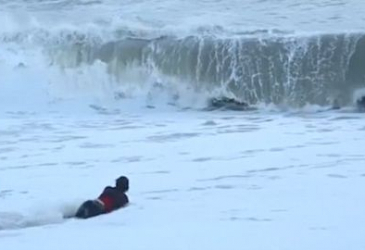 Жена рискува живота си в ледени води, за да спаси кучето си (ВИДЕО)