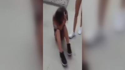 Клип показва нов случай на агресия между деца в България! Накараха непълнолетна да се съблече гола! (Видео)