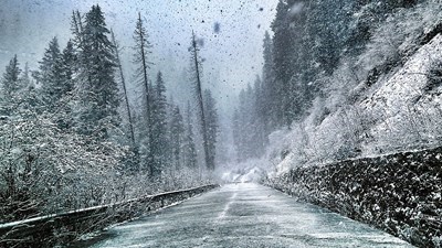 Днес валежите от сняг продължават, максимални температури до 3°