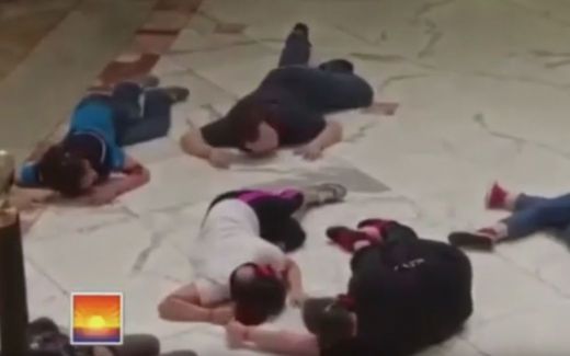 ВИДЕО от мола на ада в Мюнхен! Окървавени хора лежат по пода, навсякъде е паника (21+), гледайте НА ЖИВО
