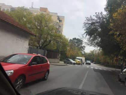 Бус се натресе в такси в Пловдив! Полицаи не им дреме (СНИМКИ)