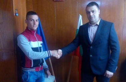 Наградиха младеж, който сам залови престъпник и го предаде на полицията