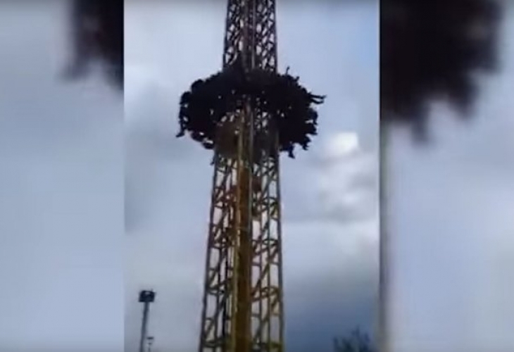 Ужас в Турция! Атракцион се счупи и се срути с хора на него (ВИДЕО)