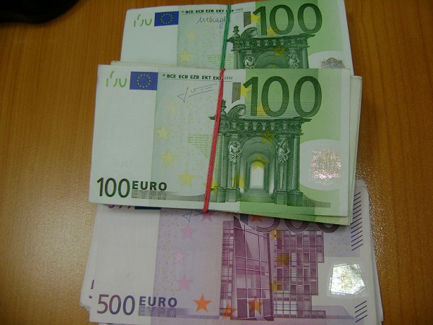 Бургаски митничари спипаха недекларирани 23 500 евро в дамска чанта