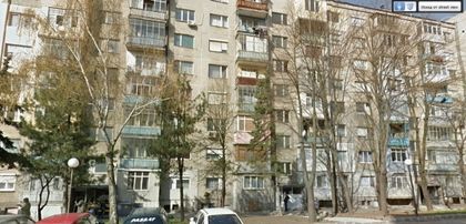 УЖАС В ПЕРНИК! Паднала мазилка от панелка едва не уби дете
